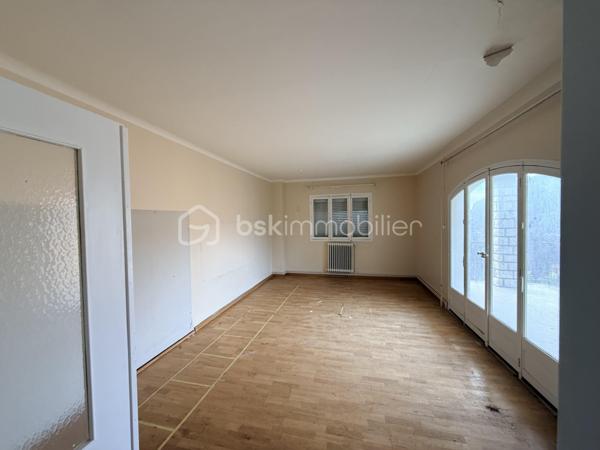 Situé sur la commune de Sète, ville portuaire et balnéaire bordant la mer Méditerranée, cet appartement se trouve dans le quartier emblématique de la Corniche, à seulement 5 minutes à pied des plages et de toutes les commodités.

Au premier étage d’une petite copropriété de seulement deux lots, venez découvrir ce charmant T3 bénéficiant d’une terrasse d’environ 30 m², exposée plein sud, avec une agréable vue sur la mer.

L’appartement se compose d’une spacieuse pièce de vie avec cuisine ouverte, donnant directement sur la terrasse, de deux grandes chambres avec placards, d’une salle d’eau ainsi que d’un WC indépendant.

Afin de vous permettre de créer un intérieur à votre image, les plans, les estimations de travaux ainsi que des propositions d’aménagements en 3D seront mis à votre disposition.

Les espaces sont modulables et il est également possible d’aménager une troisième chambre selon vos besoins.

N’hésitez pas à me contacter pour obtenir davantage d’informations ou organiser une visite.