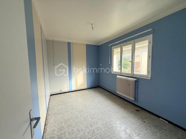 Situé sur la commune de Sète, ville portuaire et balnéaire bordant la mer Méditerranée, cet appartement se trouve dans le quartier emblématique de la Corniche, à seulement 5 minutes à pied des plages et de toutes les commodités.

Au premier étage d’une petite copropriété de seulement deux lots, venez découvrir ce charmant T3 bénéficiant d’une terrasse d’environ 30 m², exposée plein sud, avec une agréable vue sur la mer.

L’appartement se compose d’une spacieuse pièce de vie avec cuisine ouverte, donnant directement sur la terrasse, de deux grandes chambres avec placards, d’une salle d’eau ainsi que d’un WC indépendant.

Afin de vous permettre de créer un intérieur à votre image, les plans, les estimations de travaux ainsi que des propositions d’aménagements en 3D seront mis à votre disposition.

Les espaces sont modulables et il est également possible d’aménager une troisième chambre selon vos besoins.

N’hésitez pas à me contacter pour obtenir davantage d’informations ou organiser une visite.
