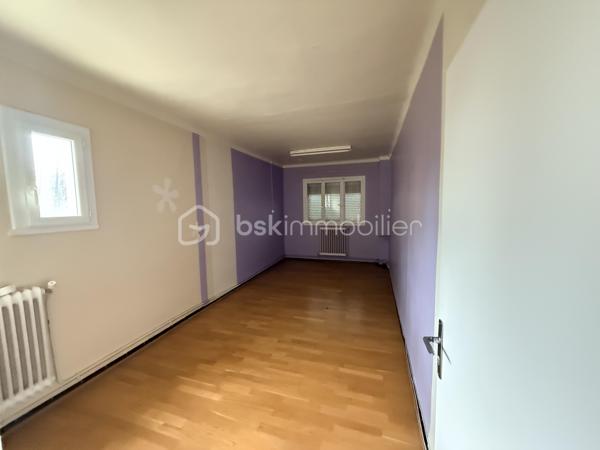 Situé sur la commune de Sète, ville portuaire et balnéaire bordant la mer Méditerranée, cet appartement se trouve dans le quartier emblématique de la Corniche, à seulement 5 minutes à pied des plages et de toutes les commodités.

Au premier étage d’une petite copropriété de seulement deux lots, venez découvrir ce charmant T3 bénéficiant d’une terrasse d’environ 30 m², exposée plein sud, avec une agréable vue sur la mer.

L’appartement se compose d’une spacieuse pièce de vie avec cuisine ouverte, donnant directement sur la terrasse, de deux grandes chambres avec placards, d’une salle d’eau ainsi que d’un WC indépendant.

Afin de vous permettre de créer un intérieur à votre image, les plans, les estimations de travaux ainsi que des propositions d’aménagements en 3D seront mis à votre disposition.

Les espaces sont modulables et il est également possible d’aménager une troisième chambre selon vos besoins.

N’hésitez pas à me contacter pour obtenir davantage d’informations ou organiser une visite.