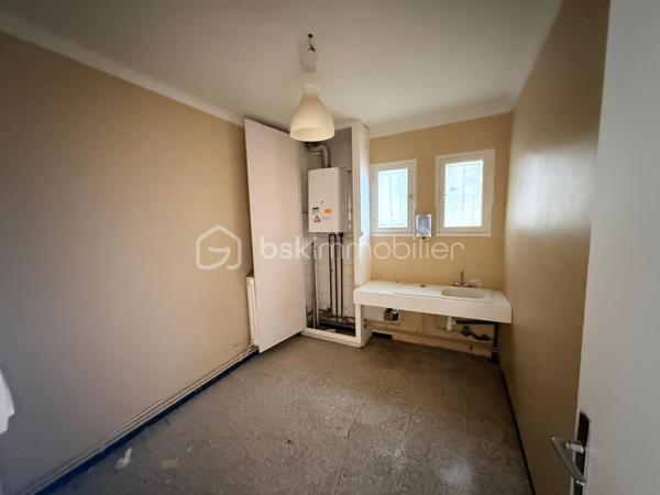 Situé sur la commune de Sète, ville portuaire et balnéaire bordant la mer Méditerranée, cet appartement se trouve dans le quartier emblématique de la Corniche, à seulement 5 minutes à pied des plages et de toutes les commodités.

Au premier étage d’une petite copropriété de seulement deux lots, venez découvrir ce charmant T3 bénéficiant d’une terrasse d’environ 30 m², exposée plein sud, avec une agréable vue sur la mer.

L’appartement se compose d’une spacieuse pièce de vie avec cuisine ouverte, donnant directement sur la terrasse, de deux grandes chambres avec placards, d’une salle d’eau ainsi que d’un WC indépendant.

Afin de vous permettre de créer un intérieur à votre image, les plans, les estimations de travaux ainsi que des propositions d’aménagements en 3D seront mis à votre disposition.

Les espaces sont modulables et il est également possible d’aménager une troisième chambre selon vos besoins.

N’hésitez pas à me contacter pour obtenir davantage d’informations ou organiser une visite.