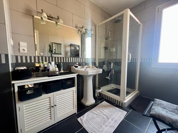 À La Roche-sur-Yon maison de 135 m² avec 4 chambres et terrain 489 m² + 83m2 de sous sol