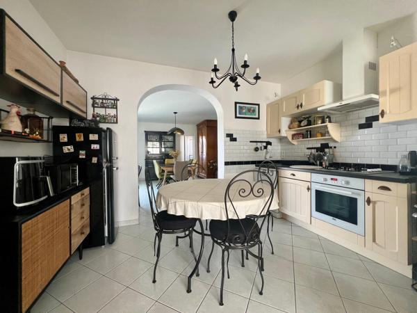 À La Roche-sur-Yon maison de 135 m² avec 4 chambres et terrain 489 m² + 83m2 de sous sol