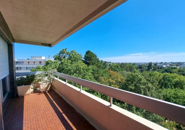 Appartement T4 de 92 m² avec balcon en étage élevé résidence de standing au calme entourée de verdure