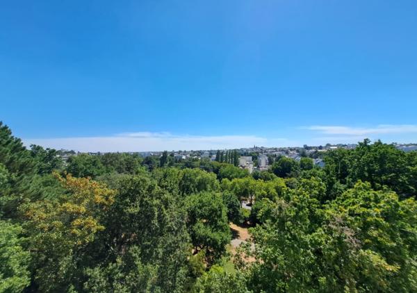 Appartement T4 de 92 m² avec balcon en étage élevé résidence de standing au calme entourée de verdure