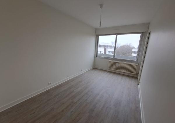 Appartement T4 de 92 m² avec balcon en étage élevé résidence de standing au calme entourée de verdure
