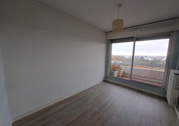Appartement T4 de 92 m² avec balcon en étage élevé résidence de standing au calme entourée de verdure