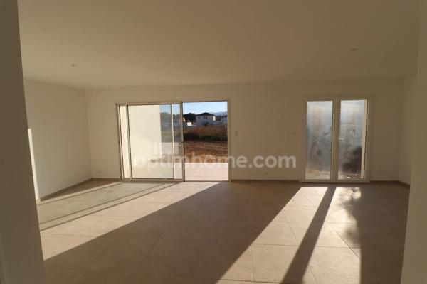 Maison individuelle avec 3 chambres, garage, terrasse et jardin