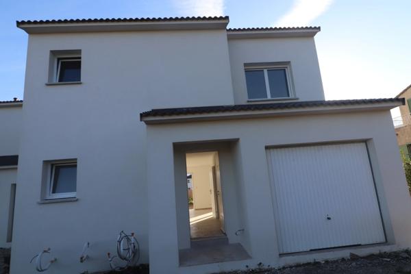 Maison individuelle avec 3 chambres, garage, terrasse et jardin