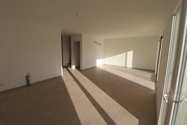 Maison individuelle avec 3 chambres, garage, terrasse et jardin