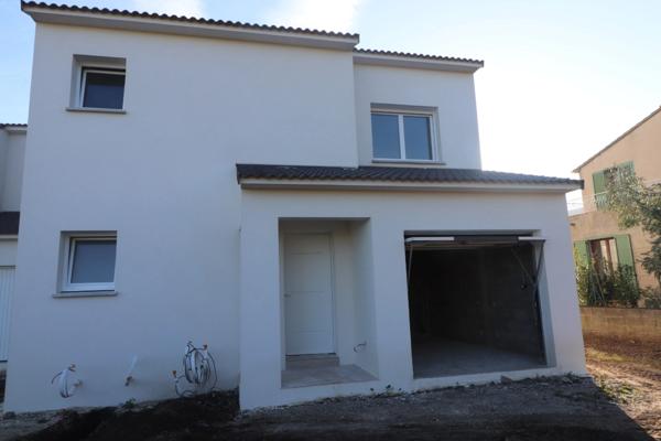 Maison individuelle avec 3 chambres, garage, terrasse et jardin