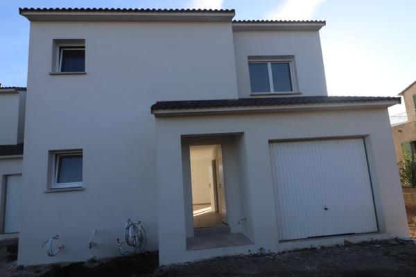Maison individuelle avec 3 chambres, garage, terrasse et jardin