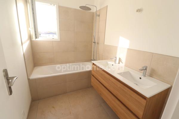 Maison individuelle avec 3 chambres, garage, terrasse et jardin