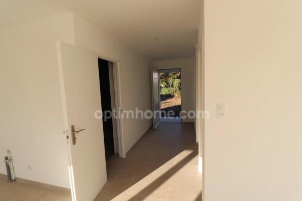 Maison individuelle avec 3 chambres, garage, terrasse et jardin