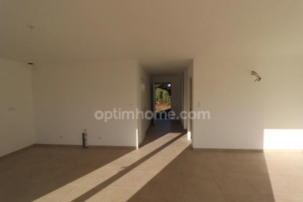 Maison individuelle avec 3 chambres, garage, terrasse et jardin