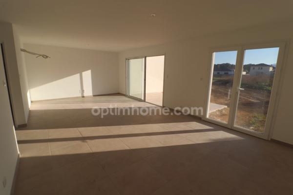 Maison individuelle avec 3 chambres, garage, terrasse et jardin