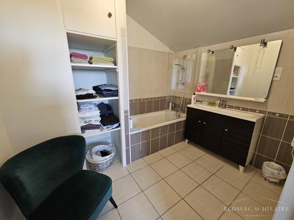 POITIERS FAC / CAMPUS Appartement de type 2, 62 m² avec balcon et ascenseur.