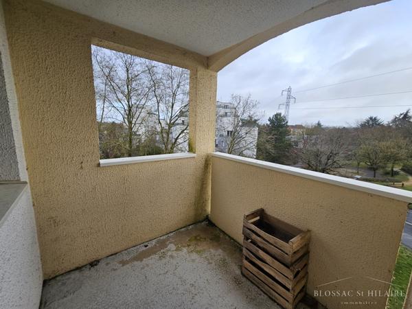 POITIERS FAC / CAMPUS Appartement de type 2, 62 m² avec balcon et ascenseur.