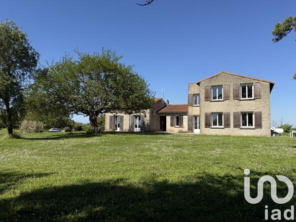 Maison 9 pièces de 225 m² à Saint-Hilaire-la-Palud (79210)