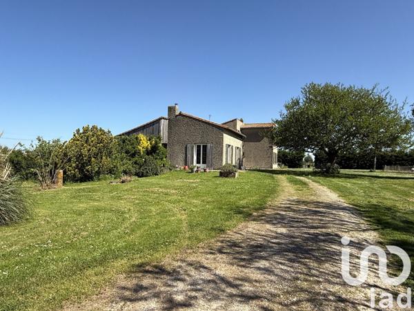 Maison 9 pièces de 225 m² à Saint-Hilaire-la-Palud (79210)