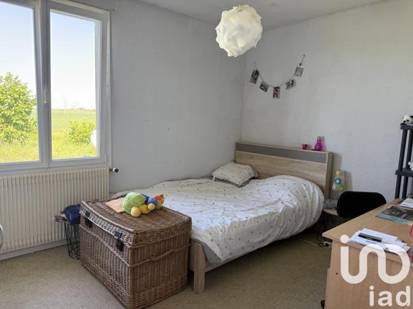 Maison 9 pièces de 225 m² à Saint-Hilaire-la-Palud (79210)