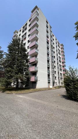 Venez découvrir avec Patricia Acquaviva ce bel appartement situé cours Saint-André au Pont-de-Claix !

Au sein d'une copropriété entièrement fermée et sécurisée, découvrez ce bel appartement T5 de 105 m², situé au 1er étage sur 10 d'une résidence avec double ascenseur. Grâce à ses beaux volumes, sa distribution fonctionnelle et ses nombreux espaces de rangement, ce bien constitue une excellente opportunité pour une famille à la recherche d'un cadre de vie confortable et pratique.

Dès l'entrée, vous serez accueillis par une belle entrée équipée d'un placard de rangement. Elle dessert un WC indépendant ainsi qu'une vaste pièce de vie avec cuisine ouverte, offrant un espace convivial où toute la famille pourra se retrouver. La cuisine s'ouvre sur une agréable loggia, tandis que le séjour donne accès à un balcon, créant un bel espace extérieur pour profiter des beaux jours.

L'espace nuit se compose de trois chambres, dont une avec placard intégré, d'une spacieuse salle de bain avec baignoire, d'un cellier et d'une buanderie, des espaces particulièrement appréciés pour le rangement et l'organisation du quotidien.

Pour votre confort, l'appartement bénéficie d'un chauffage collectif inclus dans les charges, de volets roulants électriques sur les ouvertures ainsi que de menuiseries en simple vitrage. Les charges de copropriété s'élèvent à un peu plus de 3 080 € par an et comprennent le chauffage ainsi que l'eau chaude. Le ravalement de façade de la résidence a été réalisé en 2016. Une place de parking privative et une cave viennent compléter ce bien. 
La taxe foncière est de 2 122 €.

Vous apprécierez son emplacement stratégique, à proximité immédiate des commerces, des écoles, des transports en commun, des lignes de bus et du terminus du tramway A. L'accès à la rocade est rapide et l'espace commercial Comboire se trouve à seulement deux minutes en voiture, facilitant tous vos déplacements du quotidien.
Un appartement lumineux, fonctionnel et aux volumes généreux, offrant un fort potentiel pour accueillir votre future vie de famille. 

N'attendez plus pour venir le découvrir !