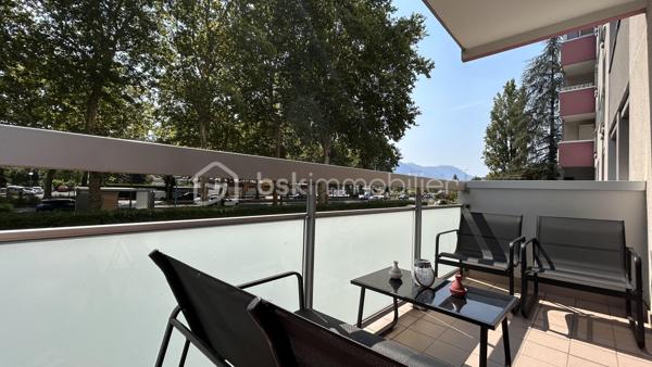 Venez découvrir avec Patricia Acquaviva ce bel appartement situé cours Saint-André au Pont-de-Claix !

Au sein d'une copropriété entièrement fermée et sécurisée, découvrez ce bel appartement T5 de 105 m², situé au 1er étage sur 10 d'une résidence avec double ascenseur. Grâce à ses beaux volumes, sa distribution fonctionnelle et ses nombreux espaces de rangement, ce bien constitue une excellente opportunité pour une famille à la recherche d'un cadre de vie confortable et pratique.

Dès l'entrée, vous serez accueillis par une belle entrée équipée d'un placard de rangement. Elle dessert un WC indépendant ainsi qu'une vaste pièce de vie avec cuisine ouverte, offrant un espace convivial où toute la famille pourra se retrouver. La cuisine s'ouvre sur une agréable loggia, tandis que le séjour donne accès à un balcon, créant un bel espace extérieur pour profiter des beaux jours.

L'espace nuit se compose de trois chambres, dont une avec placard intégré, d'une spacieuse salle de bain avec baignoire, d'un cellier et d'une buanderie, des espaces particulièrement appréciés pour le rangement et l'organisation du quotidien.

Pour votre confort, l'appartement bénéficie d'un chauffage collectif inclus dans les charges, de volets roulants électriques sur les ouvertures ainsi que de menuiseries en simple vitrage. Les charges de copropriété s'élèvent à un peu plus de 3 080 € par an et comprennent le chauffage ainsi que l'eau chaude. Le ravalement de façade de la résidence a été réalisé en 2016. Une place de parking privative et une cave viennent compléter ce bien. 
La taxe foncière est de 2 122 €.

Vous apprécierez son emplacement stratégique, à proximité immédiate des commerces, des écoles, des transports en commun, des lignes de bus et du terminus du tramway A. L'accès à la rocade est rapide et l'espace commercial Comboire se trouve à seulement deux minutes en voiture, facilitant tous vos déplacements du quotidien.
Un appartement lumineux, fonctionnel et aux volumes généreux, offrant un fort potentiel pour accueillir votre future vie de famille. 

N'attendez plus pour venir le découvrir !