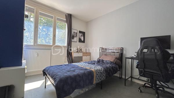 Venez découvrir avec Patricia Acquaviva ce bel appartement situé cours Saint-André au Pont-de-Claix !

Au sein d'une copropriété entièrement fermée et sécurisée, découvrez ce bel appartement T5 de 105 m², situé au 1er étage sur 10 d'une résidence avec double ascenseur. Grâce à ses beaux volumes, sa distribution fonctionnelle et ses nombreux espaces de rangement, ce bien constitue une excellente opportunité pour une famille à la recherche d'un cadre de vie confortable et pratique.

Dès l'entrée, vous serez accueillis par une belle entrée équipée d'un placard de rangement. Elle dessert un WC indépendant ainsi qu'une vaste pièce de vie avec cuisine ouverte, offrant un espace convivial où toute la famille pourra se retrouver. La cuisine s'ouvre sur une agréable loggia, tandis que le séjour donne accès à un balcon, créant un bel espace extérieur pour profiter des beaux jours.

L'espace nuit se compose de trois chambres, dont une avec placard intégré, d'une spacieuse salle de bain avec baignoire, d'un cellier et d'une buanderie, des espaces particulièrement appréciés pour le rangement et l'organisation du quotidien.

Pour votre confort, l'appartement bénéficie d'un chauffage collectif inclus dans les charges, de volets roulants électriques sur les ouvertures ainsi que de menuiseries en simple vitrage. Les charges de copropriété s'élèvent à un peu plus de 3 080 € par an et comprennent le chauffage ainsi que l'eau chaude. Le ravalement de façade de la résidence a été réalisé en 2016. Une place de parking privative et une cave viennent compléter ce bien. 
La taxe foncière est de 2 122 €.

Vous apprécierez son emplacement stratégique, à proximité immédiate des commerces, des écoles, des transports en commun, des lignes de bus et du terminus du tramway A. L'accès à la rocade est rapide et l'espace commercial Comboire se trouve à seulement deux minutes en voiture, facilitant tous vos déplacements du quotidien.
Un appartement lumineux, fonctionnel et aux volumes généreux, offrant un fort potentiel pour accueillir votre future vie de famille. 

N'attendez plus pour venir le découvrir !