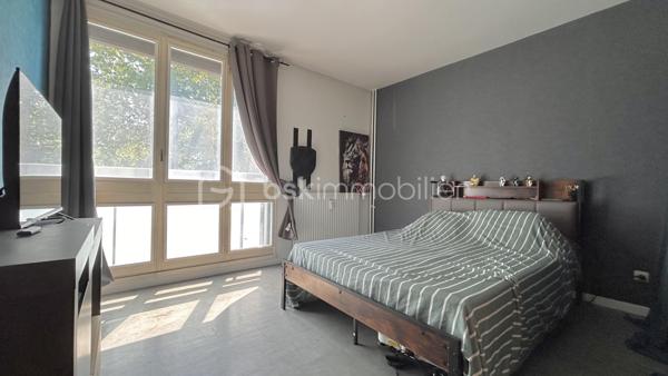 Venez découvrir avec Patricia Acquaviva ce bel appartement situé cours Saint-André au Pont-de-Claix !

Au sein d'une copropriété entièrement fermée et sécurisée, découvrez ce bel appartement T5 de 105 m², situé au 1er étage sur 10 d'une résidence avec double ascenseur. Grâce à ses beaux volumes, sa distribution fonctionnelle et ses nombreux espaces de rangement, ce bien constitue une excellente opportunité pour une famille à la recherche d'un cadre de vie confortable et pratique.

Dès l'entrée, vous serez accueillis par une belle entrée équipée d'un placard de rangement. Elle dessert un WC indépendant ainsi qu'une vaste pièce de vie avec cuisine ouverte, offrant un espace convivial où toute la famille pourra se retrouver. La cuisine s'ouvre sur une agréable loggia, tandis que le séjour donne accès à un balcon, créant un bel espace extérieur pour profiter des beaux jours.

L'espace nuit se compose de trois chambres, dont une avec placard intégré, d'une spacieuse salle de bain avec baignoire, d'un cellier et d'une buanderie, des espaces particulièrement appréciés pour le rangement et l'organisation du quotidien.

Pour votre confort, l'appartement bénéficie d'un chauffage collectif inclus dans les charges, de volets roulants électriques sur les ouvertures ainsi que de menuiseries en simple vitrage. Les charges de copropriété s'élèvent à un peu plus de 3 080 € par an et comprennent le chauffage ainsi que l'eau chaude. Le ravalement de façade de la résidence a été réalisé en 2016. Une place de parking privative et une cave viennent compléter ce bien. 
La taxe foncière est de 2 122 €.

Vous apprécierez son emplacement stratégique, à proximité immédiate des commerces, des écoles, des transports en commun, des lignes de bus et du terminus du tramway A. L'accès à la rocade est rapide et l'espace commercial Comboire se trouve à seulement deux minutes en voiture, facilitant tous vos déplacements du quotidien.
Un appartement lumineux, fonctionnel et aux volumes généreux, offrant un fort potentiel pour accueillir votre future vie de famille. 

N'attendez plus pour venir le découvrir !