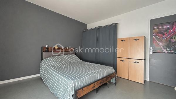 Venez découvrir avec Patricia Acquaviva ce bel appartement situé cours Saint-André au Pont-de-Claix !

Au sein d'une copropriété entièrement fermée et sécurisée, découvrez ce bel appartement T5 de 105 m², situé au 1er étage sur 10 d'une résidence avec double ascenseur. Grâce à ses beaux volumes, sa distribution fonctionnelle et ses nombreux espaces de rangement, ce bien constitue une excellente opportunité pour une famille à la recherche d'un cadre de vie confortable et pratique.

Dès l'entrée, vous serez accueillis par une belle entrée équipée d'un placard de rangement. Elle dessert un WC indépendant ainsi qu'une vaste pièce de vie avec cuisine ouverte, offrant un espace convivial où toute la famille pourra se retrouver. La cuisine s'ouvre sur une agréable loggia, tandis que le séjour donne accès à un balcon, créant un bel espace extérieur pour profiter des beaux jours.

L'espace nuit se compose de trois chambres, dont une avec placard intégré, d'une spacieuse salle de bain avec baignoire, d'un cellier et d'une buanderie, des espaces particulièrement appréciés pour le rangement et l'organisation du quotidien.

Pour votre confort, l'appartement bénéficie d'un chauffage collectif inclus dans les charges, de volets roulants électriques sur les ouvertures ainsi que de menuiseries en simple vitrage. Les charges de copropriété s'élèvent à un peu plus de 3 080 € par an et comprennent le chauffage ainsi que l'eau chaude. Le ravalement de façade de la résidence a été réalisé en 2016. Une place de parking privative et une cave viennent compléter ce bien. 
La taxe foncière est de 2 122 €.

Vous apprécierez son emplacement stratégique, à proximité immédiate des commerces, des écoles, des transports en commun, des lignes de bus et du terminus du tramway A. L'accès à la rocade est rapide et l'espace commercial Comboire se trouve à seulement deux minutes en voiture, facilitant tous vos déplacements du quotidien.
Un appartement lumineux, fonctionnel et aux volumes généreux, offrant un fort potentiel pour accueillir votre future vie de famille. 

N'attendez plus pour venir le découvrir !