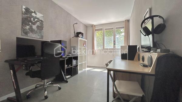 Venez découvrir avec Patricia Acquaviva ce bel appartement situé cours Saint-André au Pont-de-Claix !

Au sein d'une copropriété entièrement fermée et sécurisée, découvrez ce bel appartement T5 de 105 m², situé au 1er étage sur 10 d'une résidence avec double ascenseur. Grâce à ses beaux volumes, sa distribution fonctionnelle et ses nombreux espaces de rangement, ce bien constitue une excellente opportunité pour une famille à la recherche d'un cadre de vie confortable et pratique.

Dès l'entrée, vous serez accueillis par une belle entrée équipée d'un placard de rangement. Elle dessert un WC indépendant ainsi qu'une vaste pièce de vie avec cuisine ouverte, offrant un espace convivial où toute la famille pourra se retrouver. La cuisine s'ouvre sur une agréable loggia, tandis que le séjour donne accès à un balcon, créant un bel espace extérieur pour profiter des beaux jours.

L'espace nuit se compose de trois chambres, dont une avec placard intégré, d'une spacieuse salle de bain avec baignoire, d'un cellier et d'une buanderie, des espaces particulièrement appréciés pour le rangement et l'organisation du quotidien.

Pour votre confort, l'appartement bénéficie d'un chauffage collectif inclus dans les charges, de volets roulants électriques sur les ouvertures ainsi que de menuiseries en simple vitrage. Les charges de copropriété s'élèvent à un peu plus de 3 080 € par an et comprennent le chauffage ainsi que l'eau chaude. Le ravalement de façade de la résidence a été réalisé en 2016. Une place de parking privative et une cave viennent compléter ce bien. 
La taxe foncière est de 2 122 €.

Vous apprécierez son emplacement stratégique, à proximité immédiate des commerces, des écoles, des transports en commun, des lignes de bus et du terminus du tramway A. L'accès à la rocade est rapide et l'espace commercial Comboire se trouve à seulement deux minutes en voiture, facilitant tous vos déplacements du quotidien.
Un appartement lumineux, fonctionnel et aux volumes généreux, offrant un fort potentiel pour accueillir votre future vie de famille. 

N'attendez plus pour venir le découvrir !
