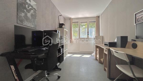 Venez découvrir avec Patricia Acquaviva ce bel appartement situé cours Saint-André au Pont-de-Claix !

Au sein d'une copropriété entièrement fermée et sécurisée, découvrez ce bel appartement T5 de 105 m², situé au 1er étage sur 10 d'une résidence avec double ascenseur. Grâce à ses beaux volumes, sa distribution fonctionnelle et ses nombreux espaces de rangement, ce bien constitue une excellente opportunité pour une famille à la recherche d'un cadre de vie confortable et pratique.

Dès l'entrée, vous serez accueillis par une belle entrée équipée d'un placard de rangement. Elle dessert un WC indépendant ainsi qu'une vaste pièce de vie avec cuisine ouverte, offrant un espace convivial où toute la famille pourra se retrouver. La cuisine s'ouvre sur une agréable loggia, tandis que le séjour donne accès à un balcon, créant un bel espace extérieur pour profiter des beaux jours.

L'espace nuit se compose de trois chambres, dont une avec placard intégré, d'une spacieuse salle de bain avec baignoire, d'un cellier et d'une buanderie, des espaces particulièrement appréciés pour le rangement et l'organisation du quotidien.

Pour votre confort, l'appartement bénéficie d'un chauffage collectif inclus dans les charges, de volets roulants électriques sur les ouvertures ainsi que de menuiseries en simple vitrage. Les charges de copropriété s'élèvent à un peu plus de 3 080 € par an et comprennent le chauffage ainsi que l'eau chaude. Le ravalement de façade de la résidence a été réalisé en 2016. Une place de parking privative et une cave viennent compléter ce bien. 
La taxe foncière est de 2 122 €.

Vous apprécierez son emplacement stratégique, à proximité immédiate des commerces, des écoles, des transports en commun, des lignes de bus et du terminus du tramway A. L'accès à la rocade est rapide et l'espace commercial Comboire se trouve à seulement deux minutes en voiture, facilitant tous vos déplacements du quotidien.
Un appartement lumineux, fonctionnel et aux volumes généreux, offrant un fort potentiel pour accueillir votre future vie de famille. 

N'attendez plus pour venir le découvrir !