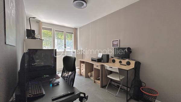 Venez découvrir avec Patricia Acquaviva ce bel appartement situé cours Saint-André au Pont-de-Claix !

Au sein d'une copropriété entièrement fermée et sécurisée, découvrez ce bel appartement T5 de 105 m², situé au 1er étage sur 10 d'une résidence avec double ascenseur. Grâce à ses beaux volumes, sa distribution fonctionnelle et ses nombreux espaces de rangement, ce bien constitue une excellente opportunité pour une famille à la recherche d'un cadre de vie confortable et pratique.

Dès l'entrée, vous serez accueillis par une belle entrée équipée d'un placard de rangement. Elle dessert un WC indépendant ainsi qu'une vaste pièce de vie avec cuisine ouverte, offrant un espace convivial où toute la famille pourra se retrouver. La cuisine s'ouvre sur une agréable loggia, tandis que le séjour donne accès à un balcon, créant un bel espace extérieur pour profiter des beaux jours.

L'espace nuit se compose de trois chambres, dont une avec placard intégré, d'une spacieuse salle de bain avec baignoire, d'un cellier et d'une buanderie, des espaces particulièrement appréciés pour le rangement et l'organisation du quotidien.

Pour votre confort, l'appartement bénéficie d'un chauffage collectif inclus dans les charges, de volets roulants électriques sur les ouvertures ainsi que de menuiseries en simple vitrage. Les charges de copropriété s'élèvent à un peu plus de 3 080 € par an et comprennent le chauffage ainsi que l'eau chaude. Le ravalement de façade de la résidence a été réalisé en 2016. Une place de parking privative et une cave viennent compléter ce bien. 
La taxe foncière est de 2 122 €.

Vous apprécierez son emplacement stratégique, à proximité immédiate des commerces, des écoles, des transports en commun, des lignes de bus et du terminus du tramway A. L'accès à la rocade est rapide et l'espace commercial Comboire se trouve à seulement deux minutes en voiture, facilitant tous vos déplacements du quotidien.
Un appartement lumineux, fonctionnel et aux volumes généreux, offrant un fort potentiel pour accueillir votre future vie de famille. 

N'attendez plus pour venir le découvrir !