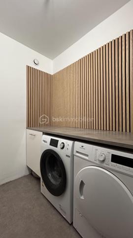 Venez découvrir avec Patricia Acquaviva ce bel appartement situé cours Saint-André au Pont-de-Claix !

Au sein d'une copropriété entièrement fermée et sécurisée, découvrez ce bel appartement T5 de 105 m², situé au 1er étage sur 10 d'une résidence avec double ascenseur. Grâce à ses beaux volumes, sa distribution fonctionnelle et ses nombreux espaces de rangement, ce bien constitue une excellente opportunité pour une famille à la recherche d'un cadre de vie confortable et pratique.

Dès l'entrée, vous serez accueillis par une belle entrée équipée d'un placard de rangement. Elle dessert un WC indépendant ainsi qu'une vaste pièce de vie avec cuisine ouverte, offrant un espace convivial où toute la famille pourra se retrouver. La cuisine s'ouvre sur une agréable loggia, tandis que le séjour donne accès à un balcon, créant un bel espace extérieur pour profiter des beaux jours.

L'espace nuit se compose de trois chambres, dont une avec placard intégré, d'une spacieuse salle de bain avec baignoire, d'un cellier et d'une buanderie, des espaces particulièrement appréciés pour le rangement et l'organisation du quotidien.

Pour votre confort, l'appartement bénéficie d'un chauffage collectif inclus dans les charges, de volets roulants électriques sur les ouvertures ainsi que de menuiseries en simple vitrage. Les charges de copropriété s'élèvent à un peu plus de 3 080 € par an et comprennent le chauffage ainsi que l'eau chaude. Le ravalement de façade de la résidence a été réalisé en 2016. Une place de parking privative et une cave viennent compléter ce bien. 
La taxe foncière est de 2 122 €.

Vous apprécierez son emplacement stratégique, à proximité immédiate des commerces, des écoles, des transports en commun, des lignes de bus et du terminus du tramway A. L'accès à la rocade est rapide et l'espace commercial Comboire se trouve à seulement deux minutes en voiture, facilitant tous vos déplacements du quotidien.
Un appartement lumineux, fonctionnel et aux volumes généreux, offrant un fort potentiel pour accueillir votre future vie de famille. 

N'attendez plus pour venir le découvrir !