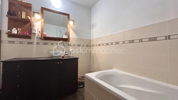 Venez découvrir avec Patricia Acquaviva ce bel appartement situé cours Saint-André au Pont-de-Claix !

Au sein d'une copropriété entièrement fermée et sécurisée, découvrez ce bel appartement T5 de 105 m², situé au 1er étage sur 10 d'une résidence avec double ascenseur. Grâce à ses beaux volumes, sa distribution fonctionnelle et ses nombreux espaces de rangement, ce bien constitue une excellente opportunité pour une famille à la recherche d'un cadre de vie confortable et pratique.

Dès l'entrée, vous serez accueillis par une belle entrée équipée d'un placard de rangement. Elle dessert un WC indépendant ainsi qu'une vaste pièce de vie avec cuisine ouverte, offrant un espace convivial où toute la famille pourra se retrouver. La cuisine s'ouvre sur une agréable loggia, tandis que le séjour donne accès à un balcon, créant un bel espace extérieur pour profiter des beaux jours.

L'espace nuit se compose de trois chambres, dont une avec placard intégré, d'une spacieuse salle de bain avec baignoire, d'un cellier et d'une buanderie, des espaces particulièrement appréciés pour le rangement et l'organisation du quotidien.

Pour votre confort, l'appartement bénéficie d'un chauffage collectif inclus dans les charges, de volets roulants électriques sur les ouvertures ainsi que de menuiseries en simple vitrage. Les charges de copropriété s'élèvent à un peu plus de 3 080 € par an et comprennent le chauffage ainsi que l'eau chaude. Le ravalement de façade de la résidence a été réalisé en 2016. Une place de parking privative et une cave viennent compléter ce bien. 
La taxe foncière est de 2 122 €.

Vous apprécierez son emplacement stratégique, à proximité immédiate des commerces, des écoles, des transports en commun, des lignes de bus et du terminus du tramway A. L'accès à la rocade est rapide et l'espace commercial Comboire se trouve à seulement deux minutes en voiture, facilitant tous vos déplacements du quotidien.
Un appartement lumineux, fonctionnel et aux volumes généreux, offrant un fort potentiel pour accueillir votre future vie de famille. 

N'attendez plus pour venir le découvrir !