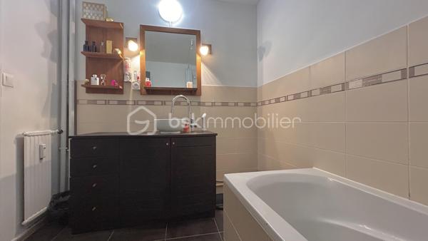 Venez découvrir avec Patricia Acquaviva ce bel appartement situé cours Saint-André au Pont-de-Claix !

Au sein d'une copropriété entièrement fermée et sécurisée, découvrez ce bel appartement T5 de 105 m², situé au 1er étage sur 10 d'une résidence avec double ascenseur. Grâce à ses beaux volumes, sa distribution fonctionnelle et ses nombreux espaces de rangement, ce bien constitue une excellente opportunité pour une famille à la recherche d'un cadre de vie confortable et pratique.

Dès l'entrée, vous serez accueillis par une belle entrée équipée d'un placard de rangement. Elle dessert un WC indépendant ainsi qu'une vaste pièce de vie avec cuisine ouverte, offrant un espace convivial où toute la famille pourra se retrouver. La cuisine s'ouvre sur une agréable loggia, tandis que le séjour donne accès à un balcon, créant un bel espace extérieur pour profiter des beaux jours.

L'espace nuit se compose de trois chambres, dont une avec placard intégré, d'une spacieuse salle de bain avec baignoire, d'un cellier et d'une buanderie, des espaces particulièrement appréciés pour le rangement et l'organisation du quotidien.

Pour votre confort, l'appartement bénéficie d'un chauffage collectif inclus dans les charges, de volets roulants électriques sur les ouvertures ainsi que de menuiseries en simple vitrage. Les charges de copropriété s'élèvent à un peu plus de 3 080 € par an et comprennent le chauffage ainsi que l'eau chaude. Le ravalement de façade de la résidence a été réalisé en 2016. Une place de parking privative et une cave viennent compléter ce bien. 
La taxe foncière est de 2 122 €.

Vous apprécierez son emplacement stratégique, à proximité immédiate des commerces, des écoles, des transports en commun, des lignes de bus et du terminus du tramway A. L'accès à la rocade est rapide et l'espace commercial Comboire se trouve à seulement deux minutes en voiture, facilitant tous vos déplacements du quotidien.
Un appartement lumineux, fonctionnel et aux volumes généreux, offrant un fort potentiel pour accueillir votre future vie de famille. 

N'attendez plus pour venir le découvrir !