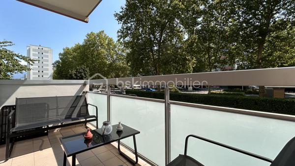 Venez découvrir avec Patricia Acquaviva ce bel appartement situé cours Saint-André au Pont-de-Claix !

Au sein d'une copropriété entièrement fermée et sécurisée, découvrez ce bel appartement T5 de 105 m², situé au 1er étage sur 10 d'une résidence avec double ascenseur. Grâce à ses beaux volumes, sa distribution fonctionnelle et ses nombreux espaces de rangement, ce bien constitue une excellente opportunité pour une famille à la recherche d'un cadre de vie confortable et pratique.

Dès l'entrée, vous serez accueillis par une belle entrée équipée d'un placard de rangement. Elle dessert un WC indépendant ainsi qu'une vaste pièce de vie avec cuisine ouverte, offrant un espace convivial où toute la famille pourra se retrouver. La cuisine s'ouvre sur une agréable loggia, tandis que le séjour donne accès à un balcon, créant un bel espace extérieur pour profiter des beaux jours.

L'espace nuit se compose de trois chambres, dont une avec placard intégré, d'une spacieuse salle de bain avec baignoire, d'un cellier et d'une buanderie, des espaces particulièrement appréciés pour le rangement et l'organisation du quotidien.

Pour votre confort, l'appartement bénéficie d'un chauffage collectif inclus dans les charges, de volets roulants électriques sur les ouvertures ainsi que de menuiseries en simple vitrage. Les charges de copropriété s'élèvent à un peu plus de 3 080 € par an et comprennent le chauffage ainsi que l'eau chaude. Le ravalement de façade de la résidence a été réalisé en 2016. Une place de parking privative et une cave viennent compléter ce bien. 
La taxe foncière est de 2 122 €.

Vous apprécierez son emplacement stratégique, à proximité immédiate des commerces, des écoles, des transports en commun, des lignes de bus et du terminus du tramway A. L'accès à la rocade est rapide et l'espace commercial Comboire se trouve à seulement deux minutes en voiture, facilitant tous vos déplacements du quotidien.
Un appartement lumineux, fonctionnel et aux volumes généreux, offrant un fort potentiel pour accueillir votre future vie de famille. 

N'attendez plus pour venir le découvrir !