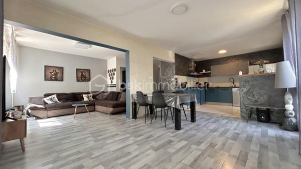 Venez découvrir avec Patricia Acquaviva ce bel appartement situé cours Saint-André au Pont-de-Claix !

Au sein d'une copropriété entièrement fermée et sécurisée, découvrez ce bel appartement T5 de 105 m², situé au 1er étage sur 10 d'une résidence avec double ascenseur. Grâce à ses beaux volumes, sa distribution fonctionnelle et ses nombreux espaces de rangement, ce bien constitue une excellente opportunité pour une famille à la recherche d'un cadre de vie confortable et pratique.

Dès l'entrée, vous serez accueillis par une belle entrée équipée d'un placard de rangement. Elle dessert un WC indépendant ainsi qu'une vaste pièce de vie avec cuisine ouverte, offrant un espace convivial où toute la famille pourra se retrouver. La cuisine s'ouvre sur une agréable loggia, tandis que le séjour donne accès à un balcon, créant un bel espace extérieur pour profiter des beaux jours.

L'espace nuit se compose de trois chambres, dont une avec placard intégré, d'une spacieuse salle de bain avec baignoire, d'un cellier et d'une buanderie, des espaces particulièrement appréciés pour le rangement et l'organisation du quotidien.

Pour votre confort, l'appartement bénéficie d'un chauffage collectif inclus dans les charges, de volets roulants électriques sur les ouvertures ainsi que de menuiseries en simple vitrage. Les charges de copropriété s'élèvent à un peu plus de 3 080 € par an et comprennent le chauffage ainsi que l'eau chaude. Le ravalement de façade de la résidence a été réalisé en 2016. Une place de parking privative et une cave viennent compléter ce bien. 
La taxe foncière est de 2 122 €.

Vous apprécierez son emplacement stratégique, à proximité immédiate des commerces, des écoles, des transports en commun, des lignes de bus et du terminus du tramway A. L'accès à la rocade est rapide et l'espace commercial Comboire se trouve à seulement deux minutes en voiture, facilitant tous vos déplacements du quotidien.
Un appartement lumineux, fonctionnel et aux volumes généreux, offrant un fort potentiel pour accueillir votre future vie de famille. 

N'attendez plus pour venir le découvrir !