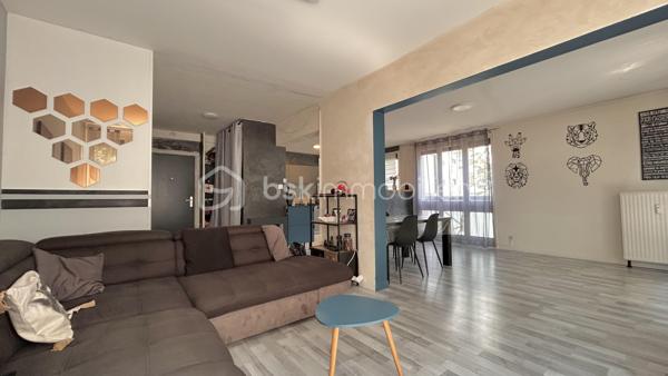 Venez découvrir avec Patricia Acquaviva ce bel appartement situé cours Saint-André au Pont-de-Claix !

Au sein d'une copropriété entièrement fermée et sécurisée, découvrez ce bel appartement T5 de 105 m², situé au 1er étage sur 10 d'une résidence avec double ascenseur. Grâce à ses beaux volumes, sa distribution fonctionnelle et ses nombreux espaces de rangement, ce bien constitue une excellente opportunité pour une famille à la recherche d'un cadre de vie confortable et pratique.

Dès l'entrée, vous serez accueillis par une belle entrée équipée d'un placard de rangement. Elle dessert un WC indépendant ainsi qu'une vaste pièce de vie avec cuisine ouverte, offrant un espace convivial où toute la famille pourra se retrouver. La cuisine s'ouvre sur une agréable loggia, tandis que le séjour donne accès à un balcon, créant un bel espace extérieur pour profiter des beaux jours.

L'espace nuit se compose de trois chambres, dont une avec placard intégré, d'une spacieuse salle de bain avec baignoire, d'un cellier et d'une buanderie, des espaces particulièrement appréciés pour le rangement et l'organisation du quotidien.

Pour votre confort, l'appartement bénéficie d'un chauffage collectif inclus dans les charges, de volets roulants électriques sur les ouvertures ainsi que de menuiseries en simple vitrage. Les charges de copropriété s'élèvent à un peu plus de 3 080 € par an et comprennent le chauffage ainsi que l'eau chaude. Le ravalement de façade de la résidence a été réalisé en 2016. Une place de parking privative et une cave viennent compléter ce bien. 
La taxe foncière est de 2 122 €.

Vous apprécierez son emplacement stratégique, à proximité immédiate des commerces, des écoles, des transports en commun, des lignes de bus et du terminus du tramway A. L'accès à la rocade est rapide et l'espace commercial Comboire se trouve à seulement deux minutes en voiture, facilitant tous vos déplacements du quotidien.
Un appartement lumineux, fonctionnel et aux volumes généreux, offrant un fort potentiel pour accueillir votre future vie de famille. 

N'attendez plus pour venir le découvrir !