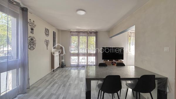 Venez découvrir avec Patricia Acquaviva ce bel appartement situé cours Saint-André au Pont-de-Claix !

Au sein d'une copropriété entièrement fermée et sécurisée, découvrez ce bel appartement T5 de 105 m², situé au 1er étage sur 10 d'une résidence avec double ascenseur. Grâce à ses beaux volumes, sa distribution fonctionnelle et ses nombreux espaces de rangement, ce bien constitue une excellente opportunité pour une famille à la recherche d'un cadre de vie confortable et pratique.

Dès l'entrée, vous serez accueillis par une belle entrée équipée d'un placard de rangement. Elle dessert un WC indépendant ainsi qu'une vaste pièce de vie avec cuisine ouverte, offrant un espace convivial où toute la famille pourra se retrouver. La cuisine s'ouvre sur une agréable loggia, tandis que le séjour donne accès à un balcon, créant un bel espace extérieur pour profiter des beaux jours.

L'espace nuit se compose de trois chambres, dont une avec placard intégré, d'une spacieuse salle de bain avec baignoire, d'un cellier et d'une buanderie, des espaces particulièrement appréciés pour le rangement et l'organisation du quotidien.

Pour votre confort, l'appartement bénéficie d'un chauffage collectif inclus dans les charges, de volets roulants électriques sur les ouvertures ainsi que de menuiseries en simple vitrage. Les charges de copropriété s'élèvent à un peu plus de 3 080 € par an et comprennent le chauffage ainsi que l'eau chaude. Le ravalement de façade de la résidence a été réalisé en 2016. Une place de parking privative et une cave viennent compléter ce bien. 
La taxe foncière est de 2 122 €.

Vous apprécierez son emplacement stratégique, à proximité immédiate des commerces, des écoles, des transports en commun, des lignes de bus et du terminus du tramway A. L'accès à la rocade est rapide et l'espace commercial Comboire se trouve à seulement deux minutes en voiture, facilitant tous vos déplacements du quotidien.
Un appartement lumineux, fonctionnel et aux volumes généreux, offrant un fort potentiel pour accueillir votre future vie de famille. 

N'attendez plus pour venir le découvrir !