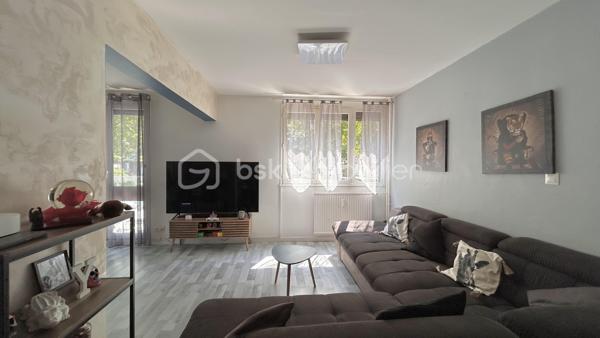 Venez découvrir avec Patricia Acquaviva ce bel appartement situé cours Saint-André au Pont-de-Claix !

Au sein d'une copropriété entièrement fermée et sécurisée, découvrez ce bel appartement T5 de 105 m², situé au 1er étage sur 10 d'une résidence avec double ascenseur. Grâce à ses beaux volumes, sa distribution fonctionnelle et ses nombreux espaces de rangement, ce bien constitue une excellente opportunité pour une famille à la recherche d'un cadre de vie confortable et pratique.

Dès l'entrée, vous serez accueillis par une belle entrée équipée d'un placard de rangement. Elle dessert un WC indépendant ainsi qu'une vaste pièce de vie avec cuisine ouverte, offrant un espace convivial où toute la famille pourra se retrouver. La cuisine s'ouvre sur une agréable loggia, tandis que le séjour donne accès à un balcon, créant un bel espace extérieur pour profiter des beaux jours.

L'espace nuit se compose de trois chambres, dont une avec placard intégré, d'une spacieuse salle de bain avec baignoire, d'un cellier et d'une buanderie, des espaces particulièrement appréciés pour le rangement et l'organisation du quotidien.

Pour votre confort, l'appartement bénéficie d'un chauffage collectif inclus dans les charges, de volets roulants électriques sur les ouvertures ainsi que de menuiseries en simple vitrage. Les charges de copropriété s'élèvent à un peu plus de 3 080 € par an et comprennent le chauffage ainsi que l'eau chaude. Le ravalement de façade de la résidence a été réalisé en 2016. Une place de parking privative et une cave viennent compléter ce bien. 
La taxe foncière est de 2 122 €.

Vous apprécierez son emplacement stratégique, à proximité immédiate des commerces, des écoles, des transports en commun, des lignes de bus et du terminus du tramway A. L'accès à la rocade est rapide et l'espace commercial Comboire se trouve à seulement deux minutes en voiture, facilitant tous vos déplacements du quotidien.
Un appartement lumineux, fonctionnel et aux volumes généreux, offrant un fort potentiel pour accueillir votre future vie de famille. 

N'attendez plus pour venir le découvrir !