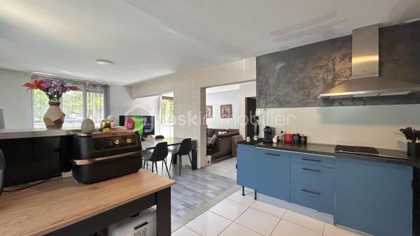 Venez découvrir avec Patricia Acquaviva ce bel appartement situé cours Saint-André au Pont-de-Claix !

Au sein d'une copropriété entièrement fermée et sécurisée, découvrez ce bel appartement T5 de 105 m², situé au 1er étage sur 10 d'une résidence avec double ascenseur. Grâce à ses beaux volumes, sa distribution fonctionnelle et ses nombreux espaces de rangement, ce bien constitue une excellente opportunité pour une famille à la recherche d'un cadre de vie confortable et pratique.

Dès l'entrée, vous serez accueillis par une belle entrée équipée d'un placard de rangement. Elle dessert un WC indépendant ainsi qu'une vaste pièce de vie avec cuisine ouverte, offrant un espace convivial où toute la famille pourra se retrouver. La cuisine s'ouvre sur une agréable loggia, tandis que le séjour donne accès à un balcon, créant un bel espace extérieur pour profiter des beaux jours.

L'espace nuit se compose de trois chambres, dont une avec placard intégré, d'une spacieuse salle de bain avec baignoire, d'un cellier et d'une buanderie, des espaces particulièrement appréciés pour le rangement et l'organisation du quotidien.

Pour votre confort, l'appartement bénéficie d'un chauffage collectif inclus dans les charges, de volets roulants électriques sur les ouvertures ainsi que de menuiseries en simple vitrage. Les charges de copropriété s'élèvent à un peu plus de 3 080 € par an et comprennent le chauffage ainsi que l'eau chaude. Le ravalement de façade de la résidence a été réalisé en 2016. Une place de parking privative et une cave viennent compléter ce bien. 
La taxe foncière est de 2 122 €.

Vous apprécierez son emplacement stratégique, à proximité immédiate des commerces, des écoles, des transports en commun, des lignes de bus et du terminus du tramway A. L'accès à la rocade est rapide et l'espace commercial Comboire se trouve à seulement deux minutes en voiture, facilitant tous vos déplacements du quotidien.
Un appartement lumineux, fonctionnel et aux volumes généreux, offrant un fort potentiel pour accueillir votre future vie de famille. 

N'attendez plus pour venir le découvrir !