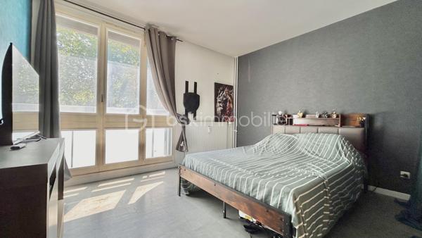 Venez découvrir avec Patricia Acquaviva ce bel appartement situé cours Saint-André au Pont-de-Claix !

Au sein d'une copropriété entièrement fermée et sécurisée, découvrez ce bel appartement T5 de 105 m², situé au 1er étage sur 10 d'une résidence avec double ascenseur. Grâce à ses beaux volumes, sa distribution fonctionnelle et ses nombreux espaces de rangement, ce bien constitue une excellente opportunité pour une famille à la recherche d'un cadre de vie confortable et pratique.

Dès l'entrée, vous serez accueillis par une belle entrée équipée d'un placard de rangement. Elle dessert un WC indépendant ainsi qu'une vaste pièce de vie avec cuisine ouverte, offrant un espace convivial où toute la famille pourra se retrouver. La cuisine s'ouvre sur une agréable loggia, tandis que le séjour donne accès à un balcon, créant un bel espace extérieur pour profiter des beaux jours.

L'espace nuit se compose de trois chambres, dont une avec placard intégré, d'une spacieuse salle de bain avec baignoire, d'un cellier et d'une buanderie, des espaces particulièrement appréciés pour le rangement et l'organisation du quotidien.

Pour votre confort, l'appartement bénéficie d'un chauffage collectif inclus dans les charges, de volets roulants électriques sur les ouvertures ainsi que de menuiseries en simple vitrage. Les charges de copropriété s'élèvent à un peu plus de 3 080 € par an et comprennent le chauffage ainsi que l'eau chaude. Le ravalement de façade de la résidence a été réalisé en 2016. Une place de parking privative et une cave viennent compléter ce bien. 
La taxe foncière est de 2 122 €.

Vous apprécierez son emplacement stratégique, à proximité immédiate des commerces, des écoles, des transports en commun, des lignes de bus et du terminus du tramway A. L'accès à la rocade est rapide et l'espace commercial Comboire se trouve à seulement deux minutes en voiture, facilitant tous vos déplacements du quotidien.
Un appartement lumineux, fonctionnel et aux volumes généreux, offrant un fort potentiel pour accueillir votre future vie de famille. 

N'attendez plus pour venir le découvrir !