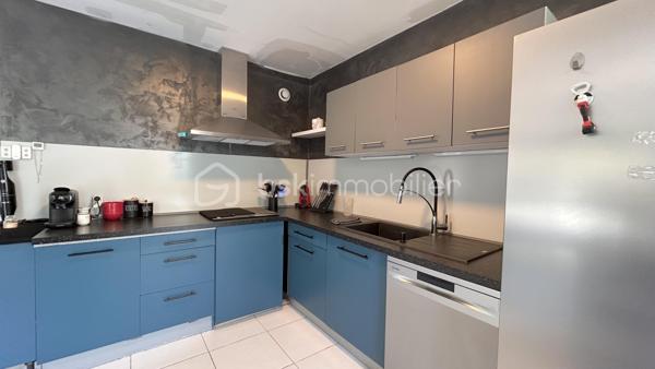 Venez découvrir avec Patricia Acquaviva ce bel appartement situé cours Saint-André au Pont-de-Claix !

Au sein d'une copropriété entièrement fermée et sécurisée, découvrez ce bel appartement T5 de 105 m², situé au 1er étage sur 10 d'une résidence avec double ascenseur. Grâce à ses beaux volumes, sa distribution fonctionnelle et ses nombreux espaces de rangement, ce bien constitue une excellente opportunité pour une famille à la recherche d'un cadre de vie confortable et pratique.

Dès l'entrée, vous serez accueillis par une belle entrée équipée d'un placard de rangement. Elle dessert un WC indépendant ainsi qu'une vaste pièce de vie avec cuisine ouverte, offrant un espace convivial où toute la famille pourra se retrouver. La cuisine s'ouvre sur une agréable loggia, tandis que le séjour donne accès à un balcon, créant un bel espace extérieur pour profiter des beaux jours.

L'espace nuit se compose de trois chambres, dont une avec placard intégré, d'une spacieuse salle de bain avec baignoire, d'un cellier et d'une buanderie, des espaces particulièrement appréciés pour le rangement et l'organisation du quotidien.

Pour votre confort, l'appartement bénéficie d'un chauffage collectif inclus dans les charges, de volets roulants électriques sur les ouvertures ainsi que de menuiseries en simple vitrage. Les charges de copropriété s'élèvent à un peu plus de 3 080 € par an et comprennent le chauffage ainsi que l'eau chaude. Le ravalement de façade de la résidence a été réalisé en 2016. Une place de parking privative et une cave viennent compléter ce bien. 
La taxe foncière est de 2 122 €.

Vous apprécierez son emplacement stratégique, à proximité immédiate des commerces, des écoles, des transports en commun, des lignes de bus et du terminus du tramway A. L'accès à la rocade est rapide et l'espace commercial Comboire se trouve à seulement deux minutes en voiture, facilitant tous vos déplacements du quotidien.
Un appartement lumineux, fonctionnel et aux volumes généreux, offrant un fort potentiel pour accueillir votre future vie de famille. 

N'attendez plus pour venir le découvrir !