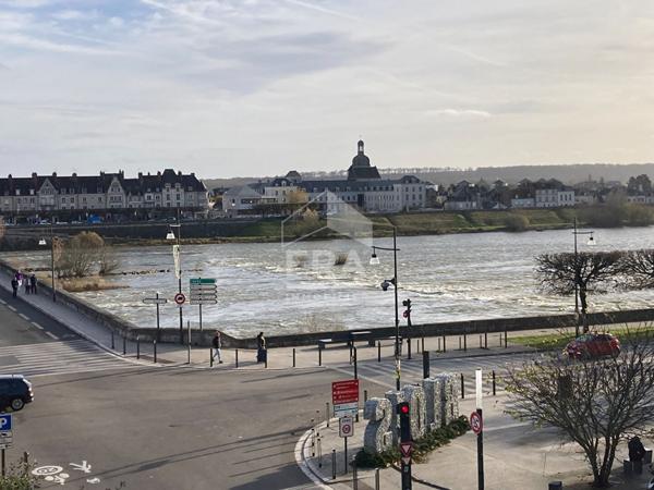 APPARTEMENT T3 MEUBLE A LOUER EN COURTE DUREE - A BLOIS - BELLES PRESTATIONS, COEUR DE VILLE, VUE SUR LA LOIRE