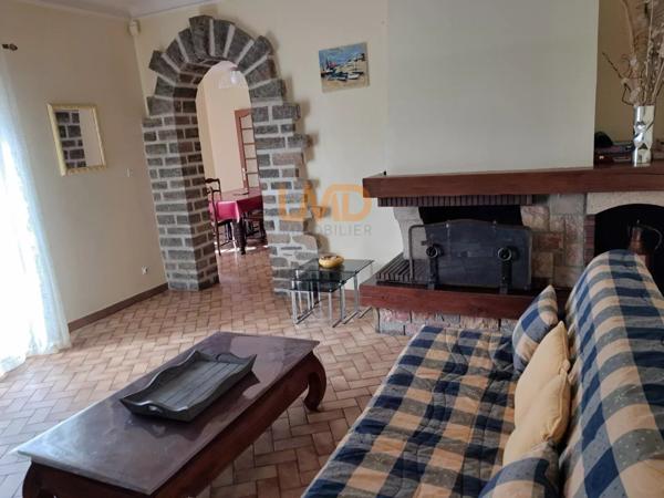 A saisir! Maison spacieuse avec locaux professionnels.