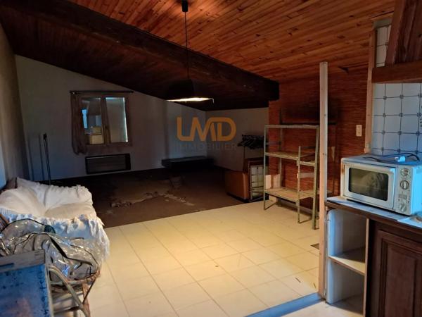 A saisir! Maison spacieuse avec locaux professionnels.