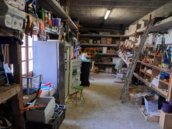 A saisir! Maison spacieuse avec locaux professionnels.