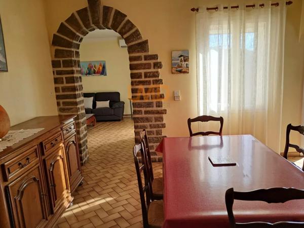 A saisir! Maison spacieuse avec locaux professionnels.