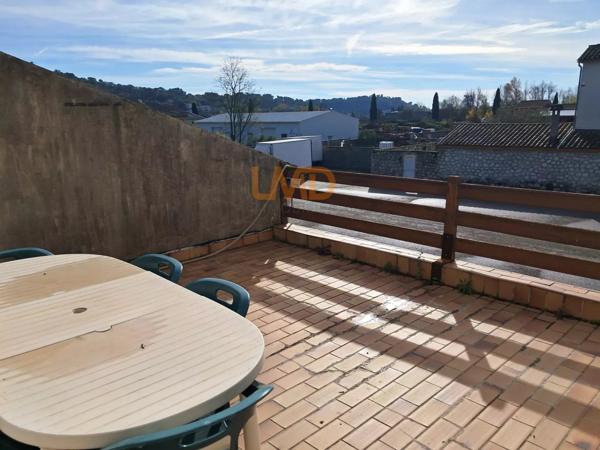 A saisir! Maison spacieuse avec locaux professionnels.