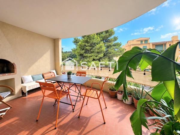 CAVALAIRE-SUR-MER – BEL  APPARTEMENT T3 DE 59M2 RÉNOVÉ AVEC TERRASSE & GARAGE FERME- PROCHE PLAGE PORT COMMERCES- QUARTIER RESIDENTIEL